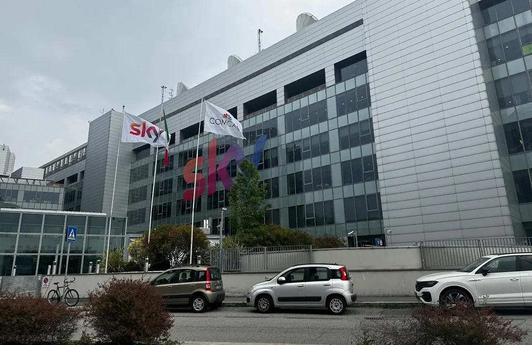 Regina Milano In Sky Santa Giulia - Sky Tv, Wifi E Breakfast Box-1